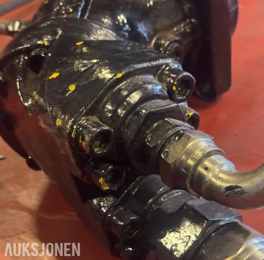 2023 Parker F12-182 hydraulikkmotor med tre monterte hydraulikkslanger og hurtigkoblinger